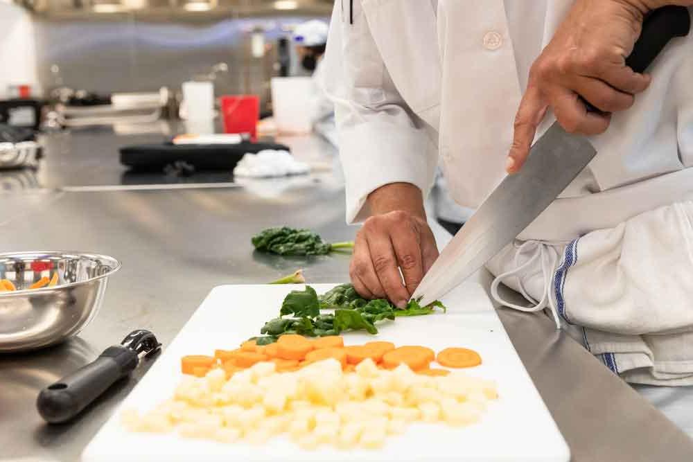 ACC烹饪艺术课程于学期的第一天在高地校园大楼2000开始上课